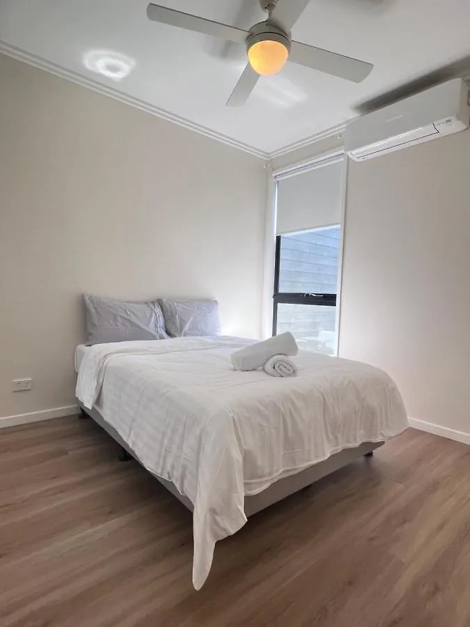 Near New 4Br Townhouse Next To Shopping Mall Gold Coast 0*,